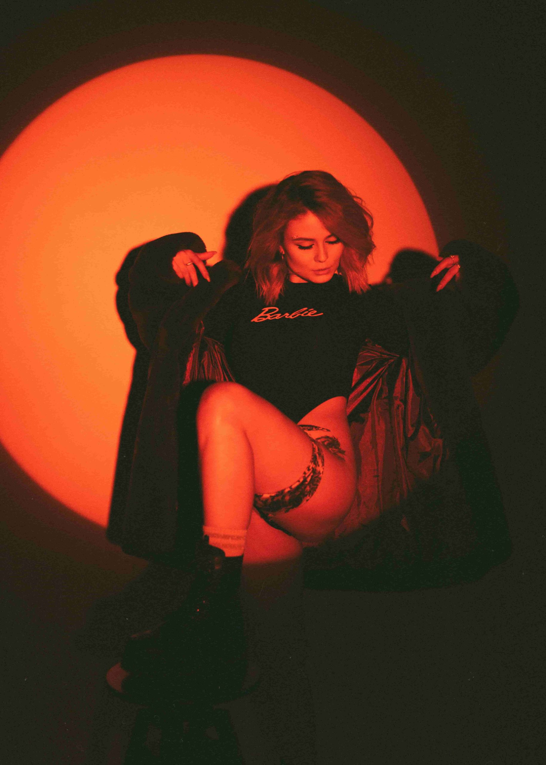 Sexy women background is sundown-women paly witg her phone-Temperature Play